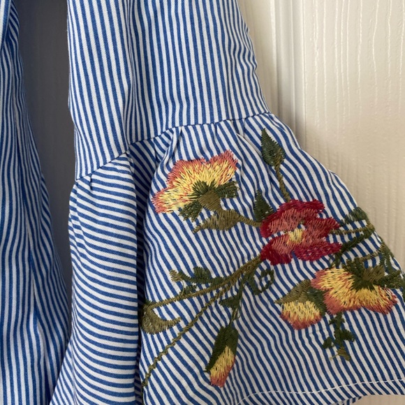 Embroidered off the shoulder trumpet sleeve - Picture 1 of 3